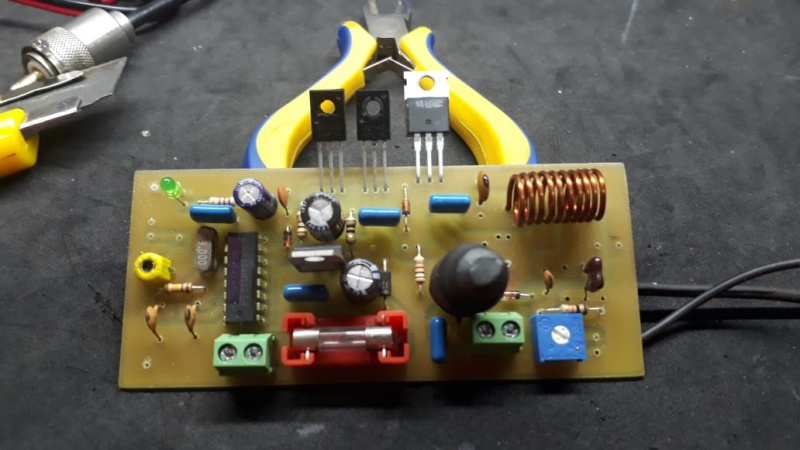 File:9000 kHz Ondas Curtas Rádio Pirâmide.jpg